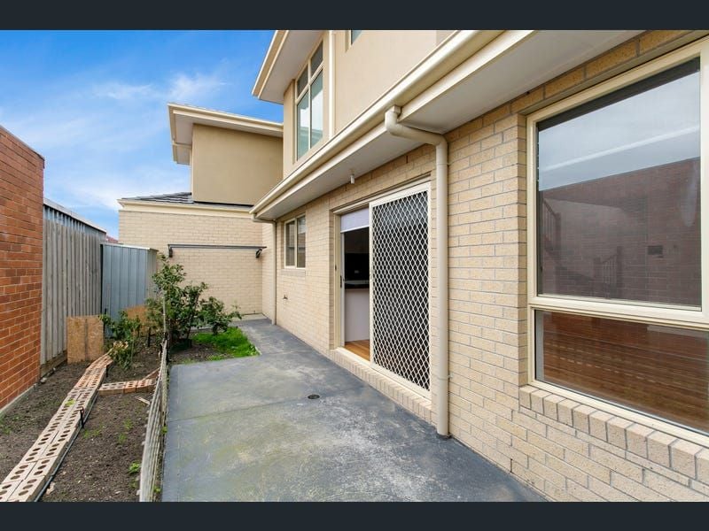 Modern low maintenance townhouse !