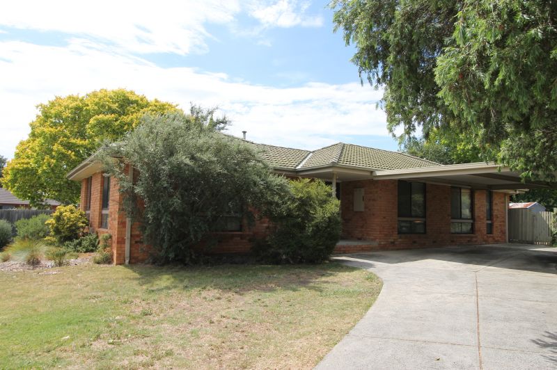 4 Greenway Drive, Mill Park