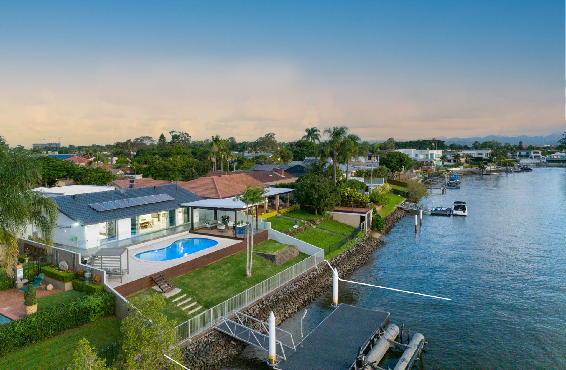 48 River Crescent, Broadbeach Waters - Thumbnail 3