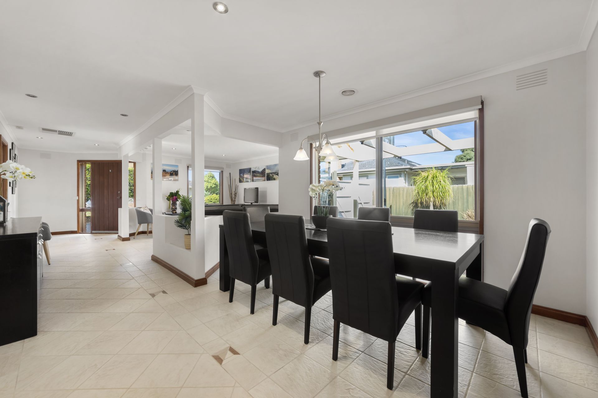 Timeless Style With An Alluring Alfresco