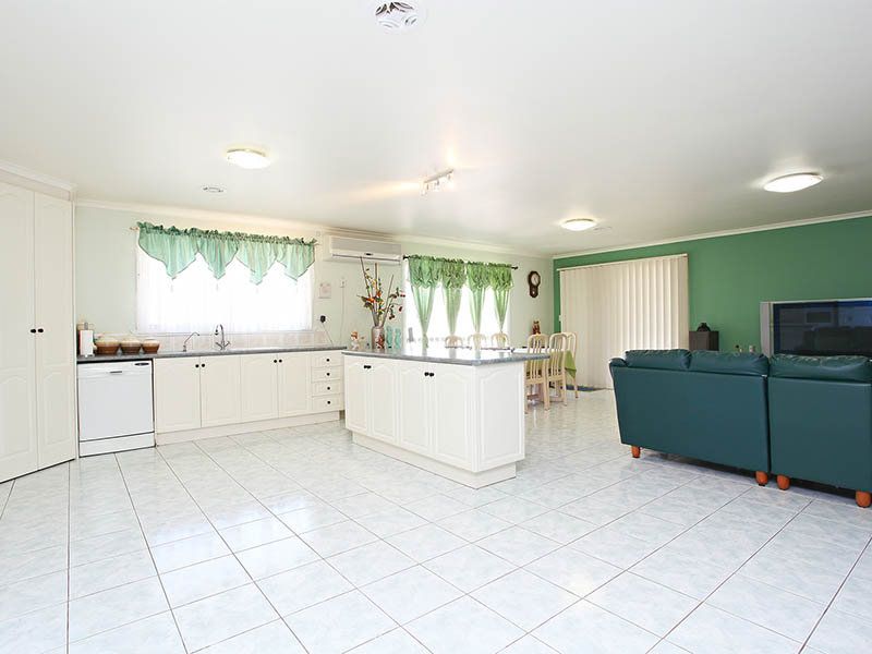 44 Northampton Crescent, Caroline Springs - Thumbnail 7