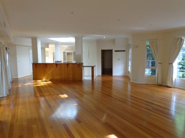 Classic Eaglemont Residence! 5 beds and ready for lease ! REGISTER for online OPEN times
