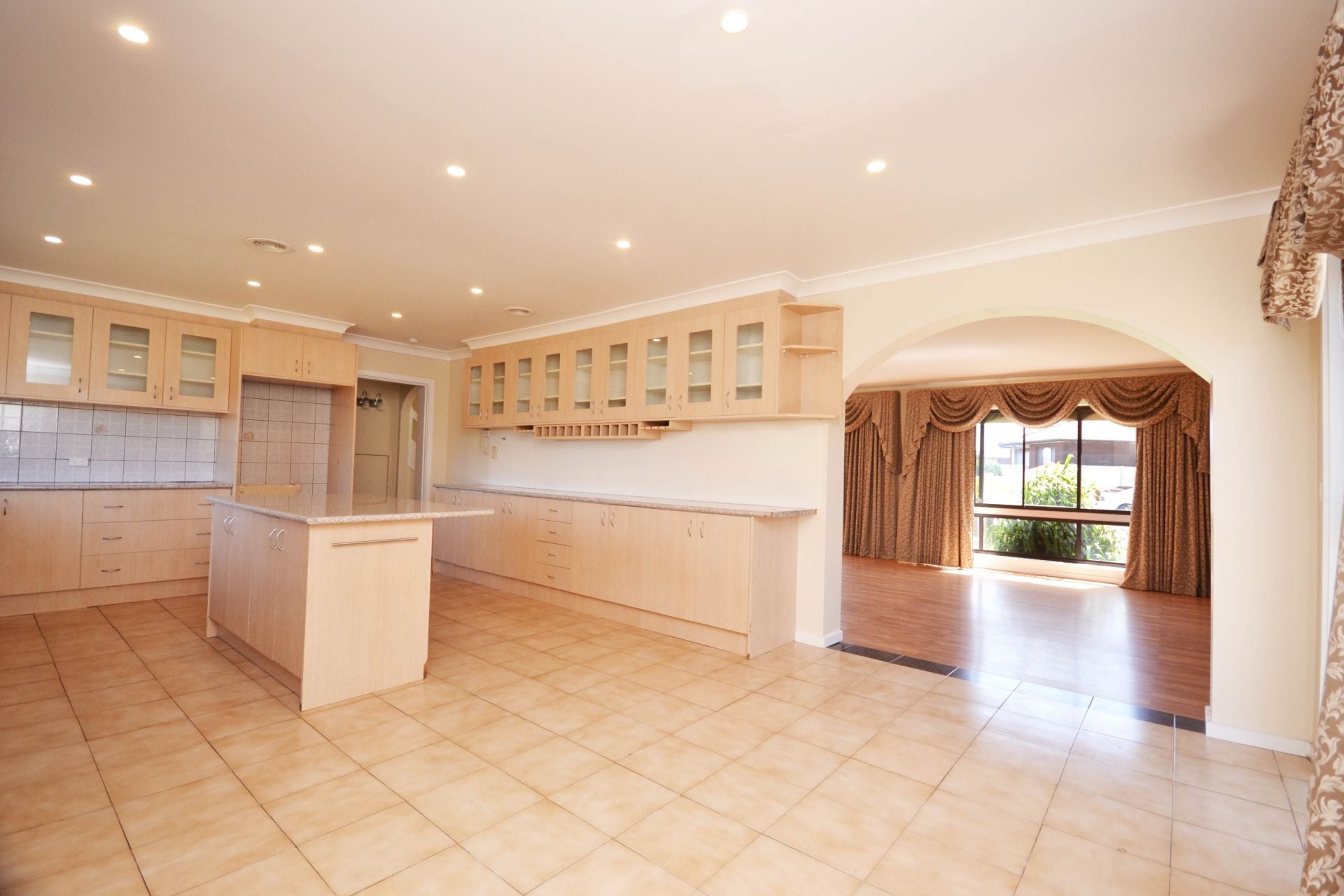 PERFECTLY POSITIONED 6 BEDROOM FAMILY HOME!