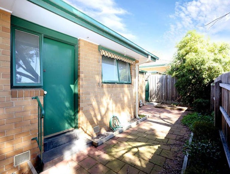 Perfectly Located, 2 Bedroom Unit!