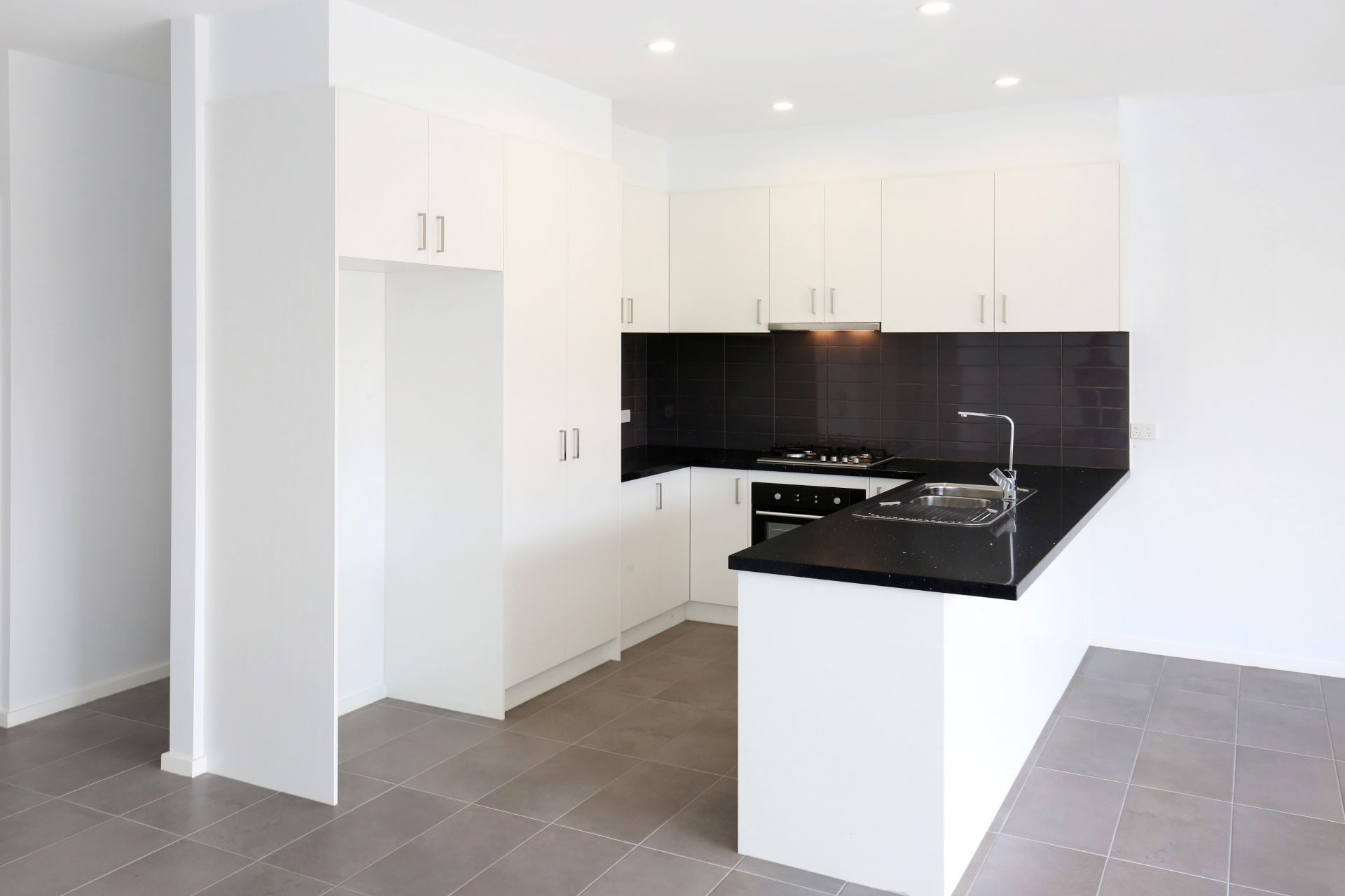 MODERN STYLE TOWNHOUSE STYLISH AND SOPHISTICATED