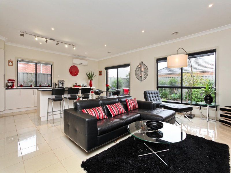 21 Viewbank Walk, Caroline Springs - Thumbnail 4