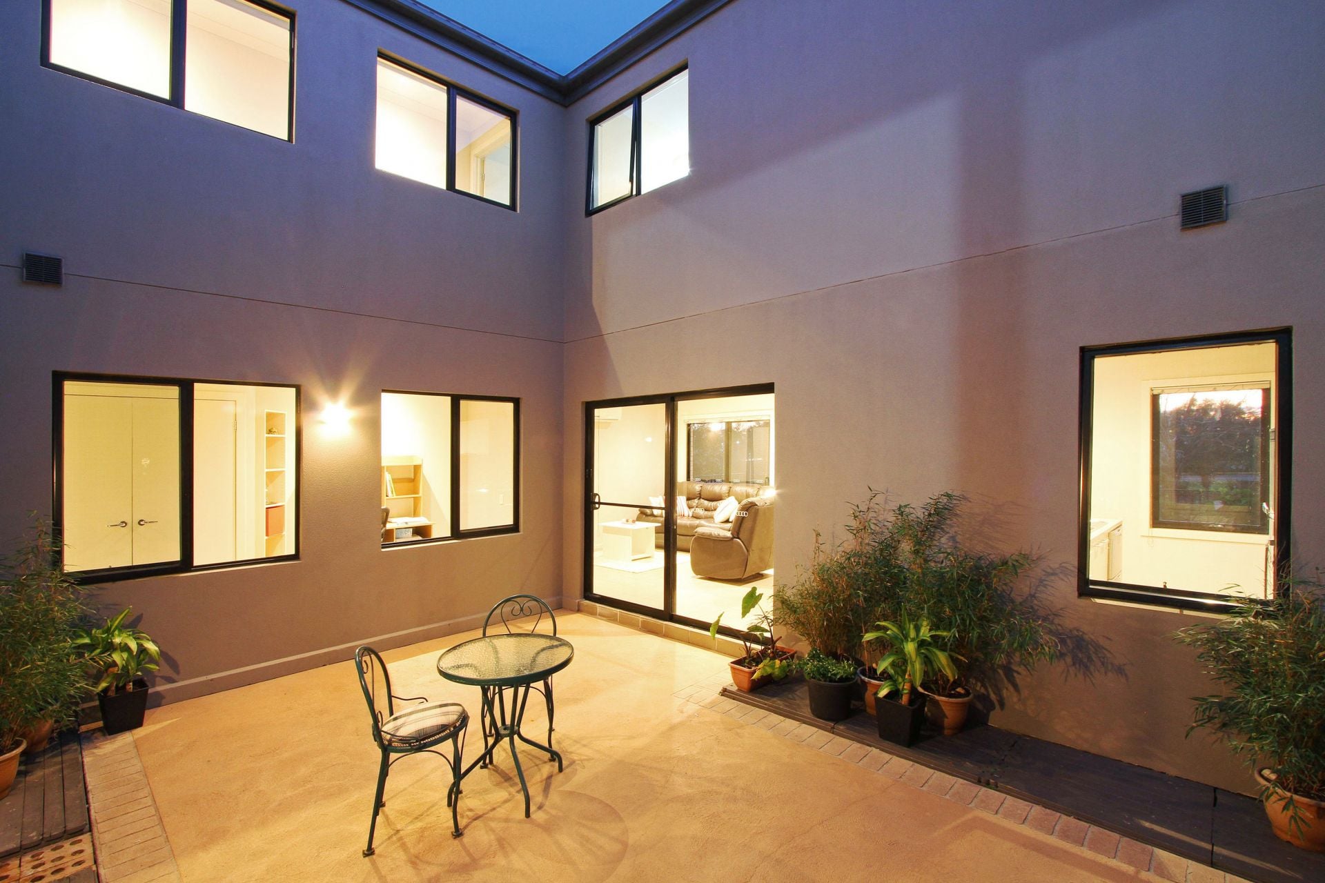 MODERN HOME IN THE HEART OF LYNDARUM