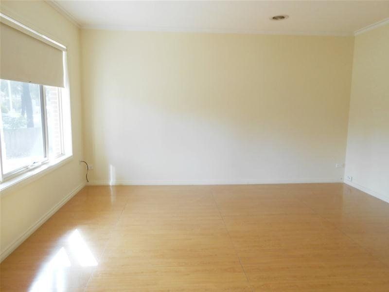 FAMILY LIVING, BY THE LAKE!! 6 MONTH LEASE!!
