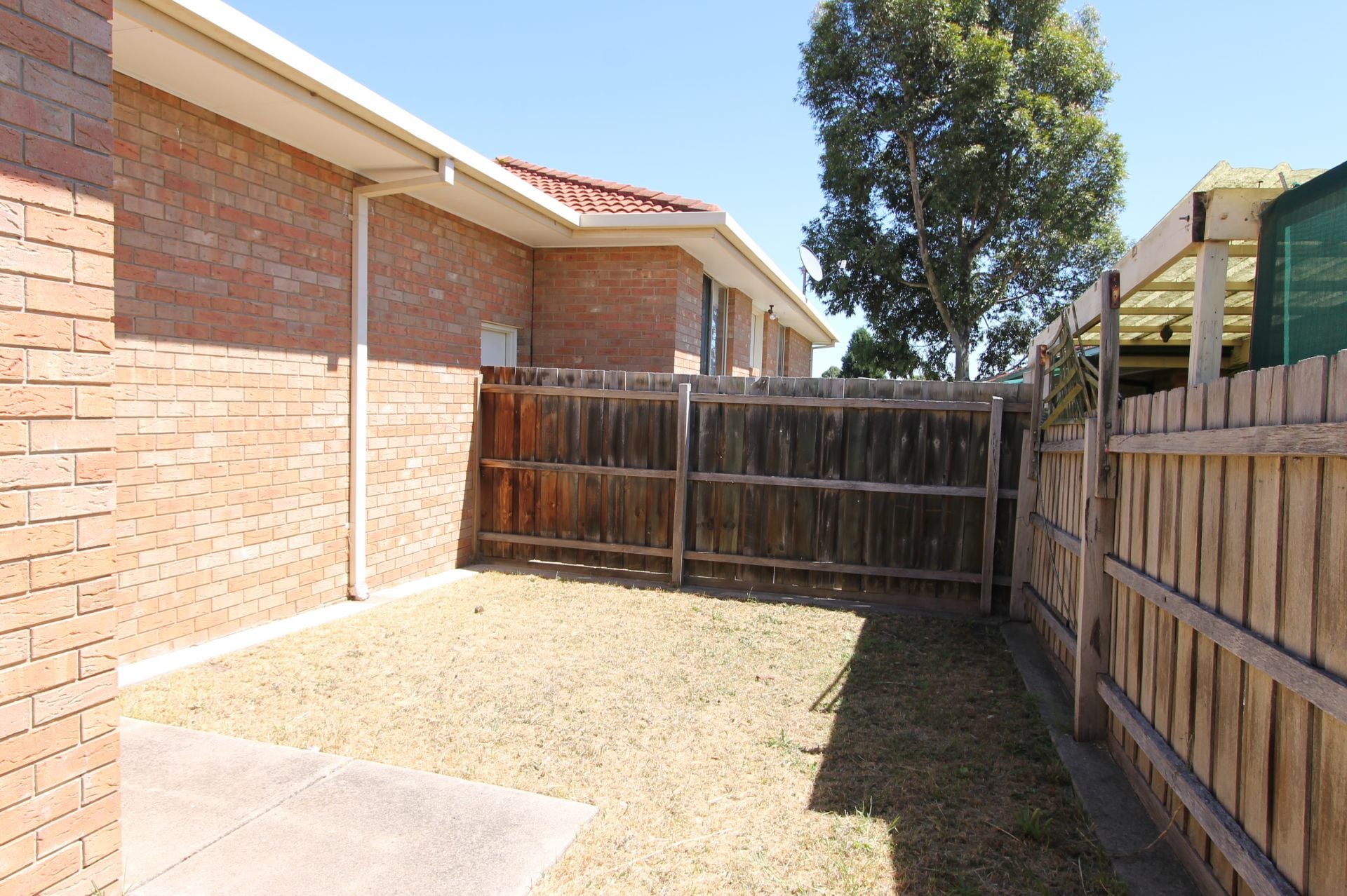 Low Maintenance Unit & Centrally Located!