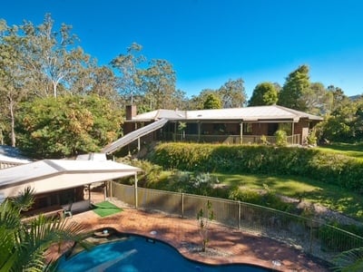 6 Bed Family Home on 5 Acres - Horse Paddocks - 5 Bay Work Shed with Office & Bathroom