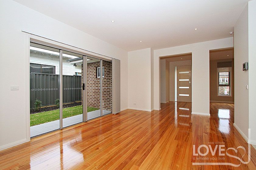 BRAND NEW CONTEMPORARY CHIC