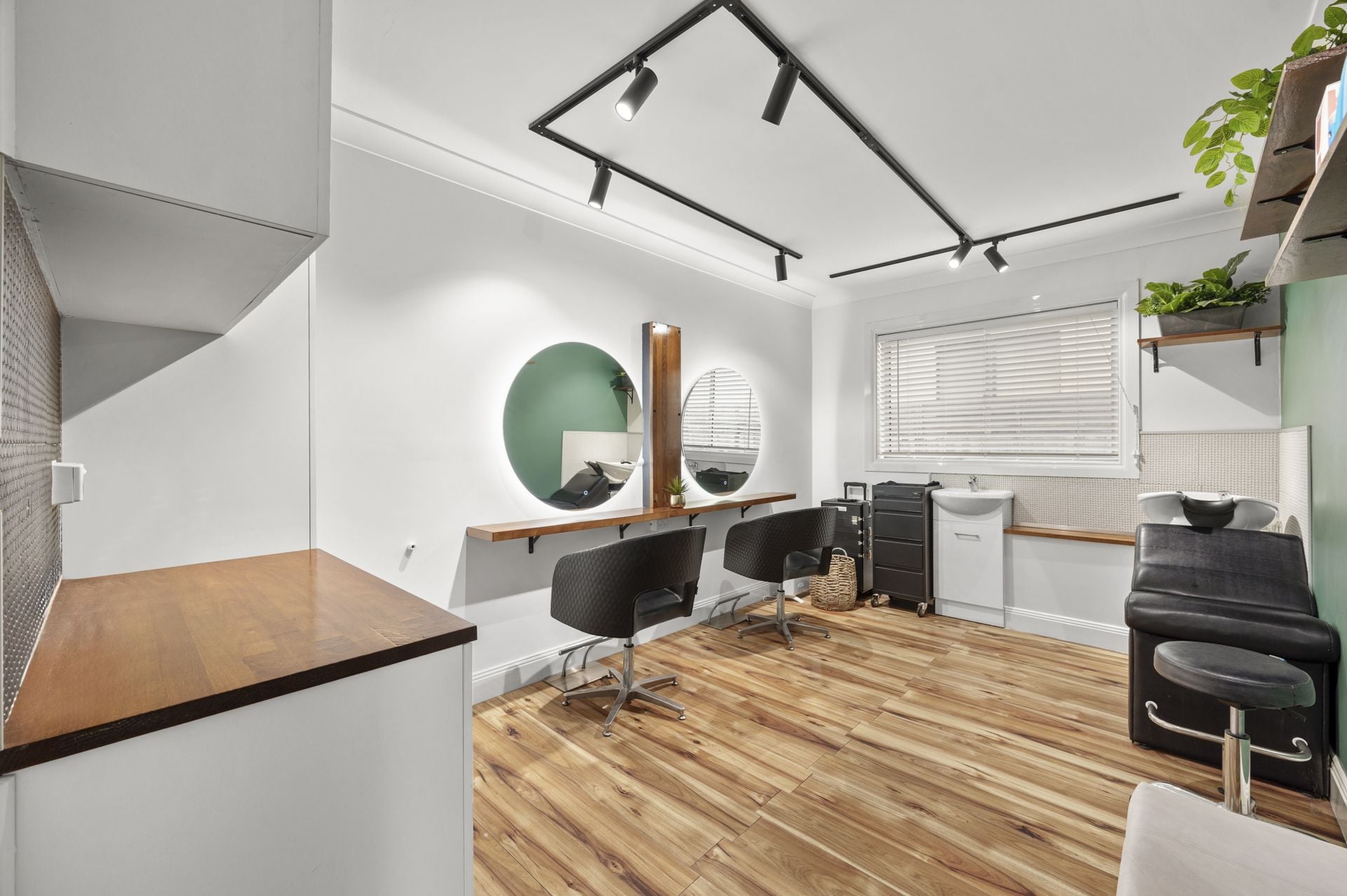 Luxury Living: Complete Salon Set-Up Included!