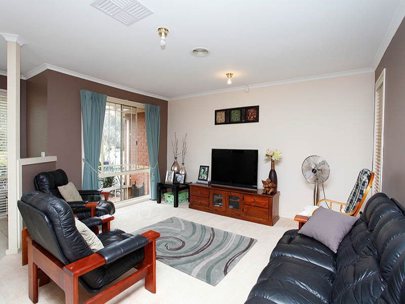 2 Emerald Court, Caroline Springs - Thumbnail 5