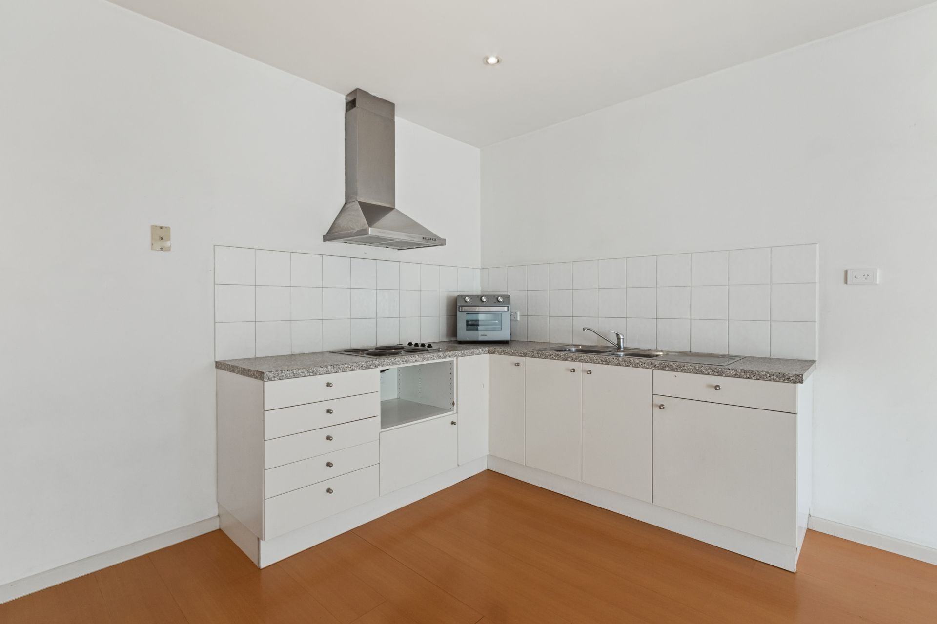 ONE BEDROOM STUDIO APARTMENT IN PRIME LOCATION