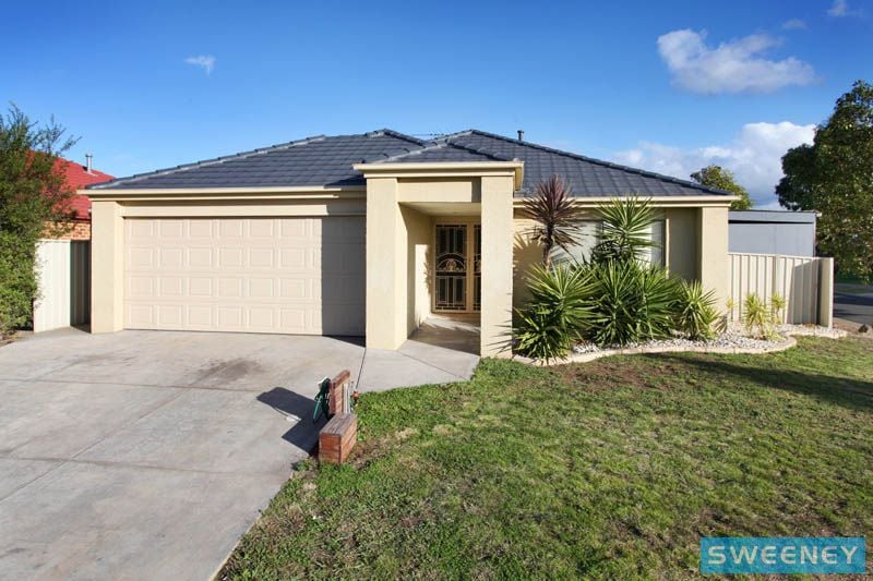 18 Herrington Turn, Caroline Springs - Thumbnail 2