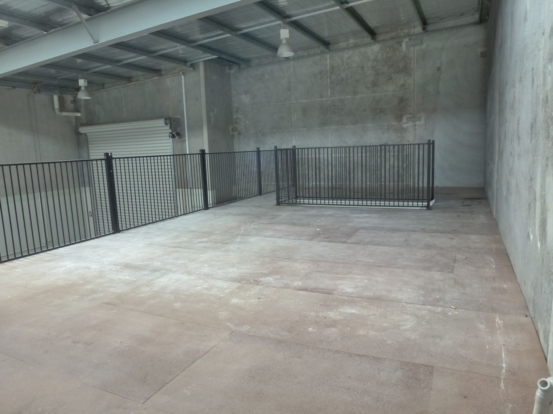 FACTORY/WAREHOUSE WITH OFFICE IN PRIME LOCATION!