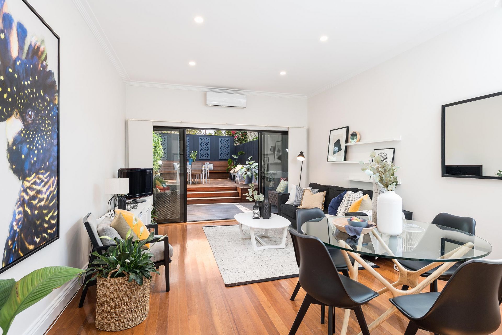 Easycare Entertainer with Light, Style and Quality