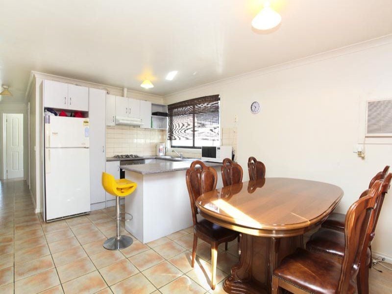 11 Elphinstone Way, Caroline Springs - Thumbnail 4