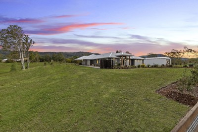 Executive Family home on a rare 2.5 acres - North East Entertainer