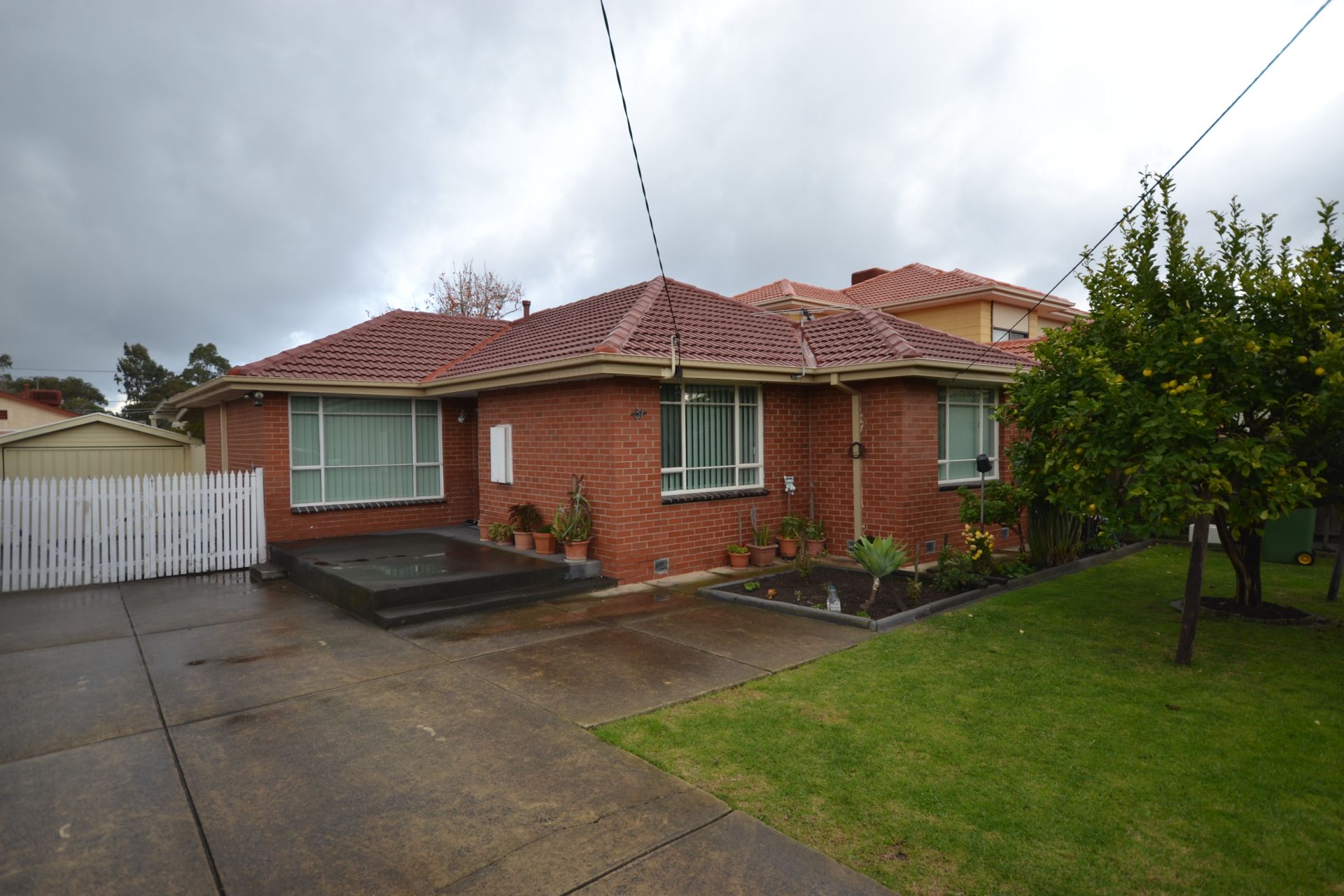 CLEAN AND TIDY 3 BEDROOM HOUSE