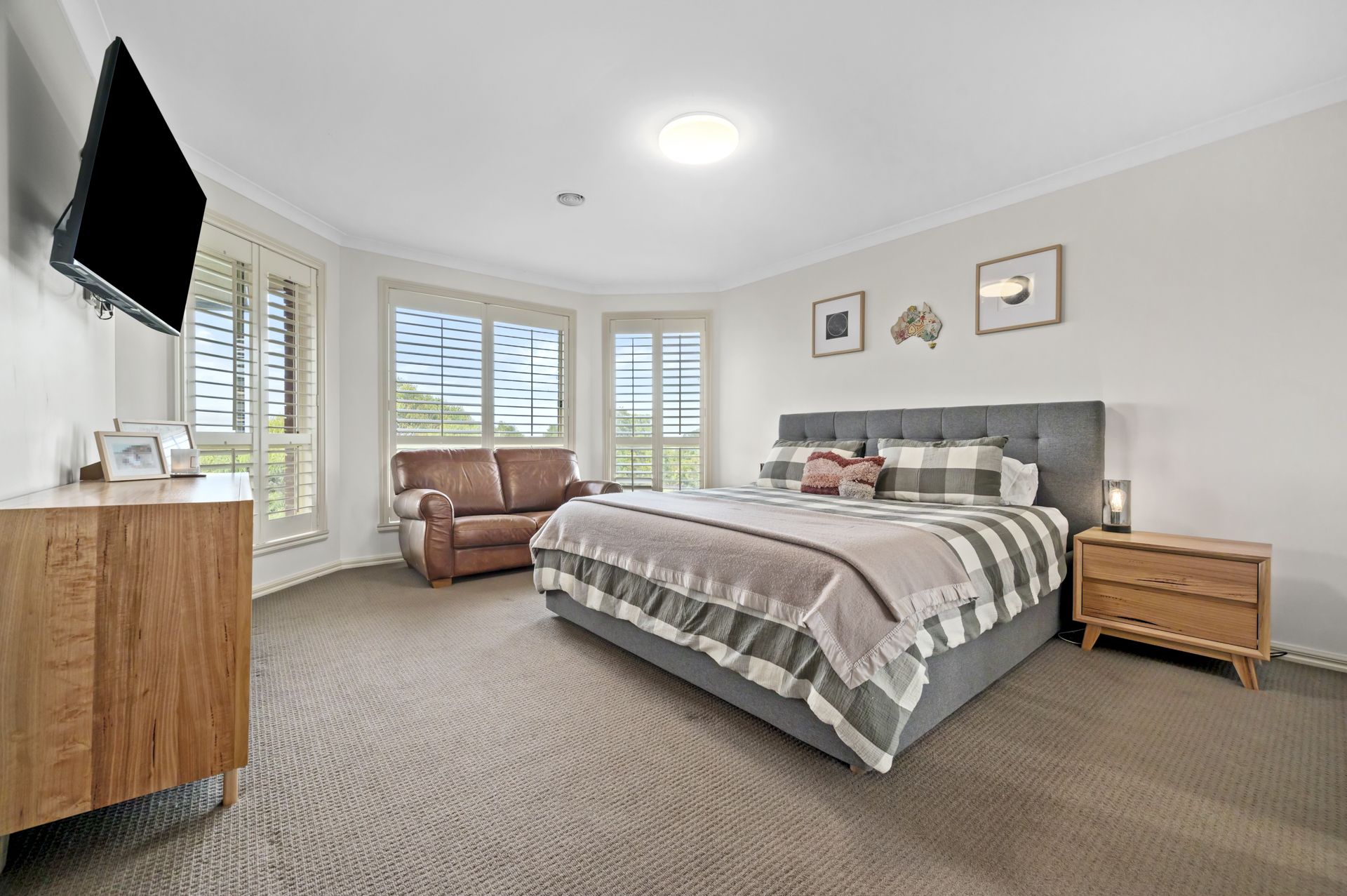 INSTANTLY IMPRESSIVE FAMILY LIVING ** SIX MONTH LEASE **