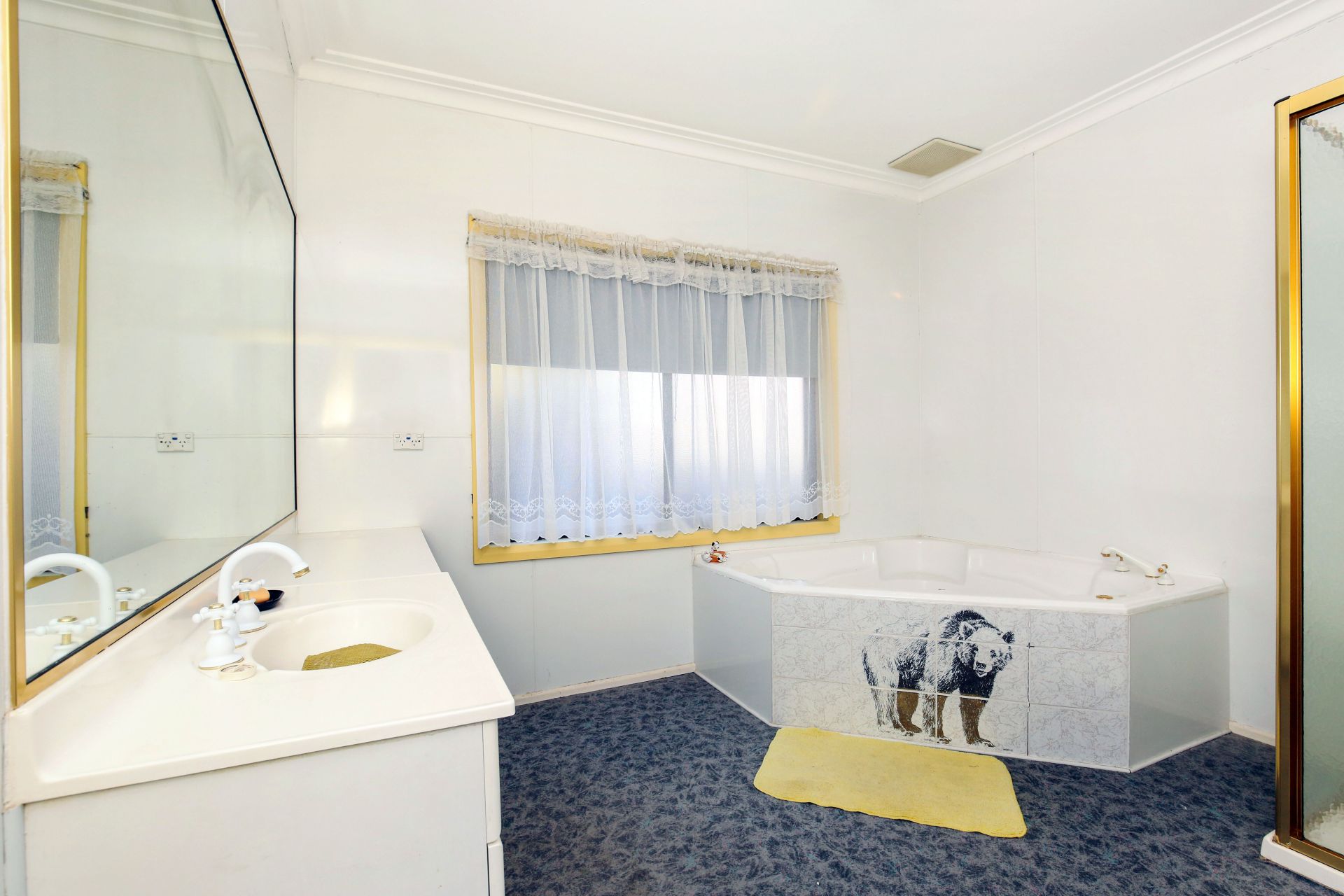 Superb Living In Supersized Surrounds