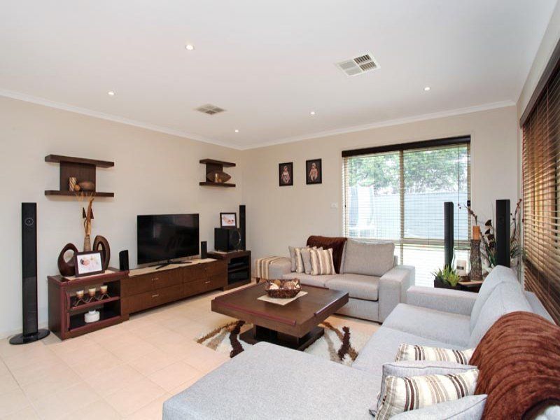 25 Klippel Way, Caroline Springs - Thumbnail 3