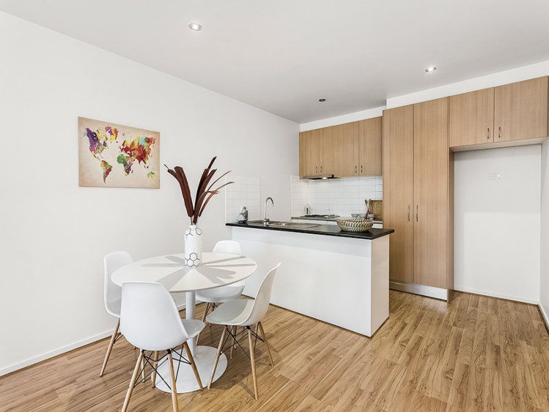 MODERN ELEGANCE WITH A WARM, INVITING AMBIANCE
