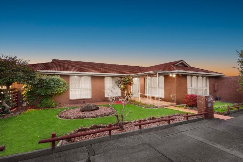 2 Tullimbar Circuit, Vermont South VIC