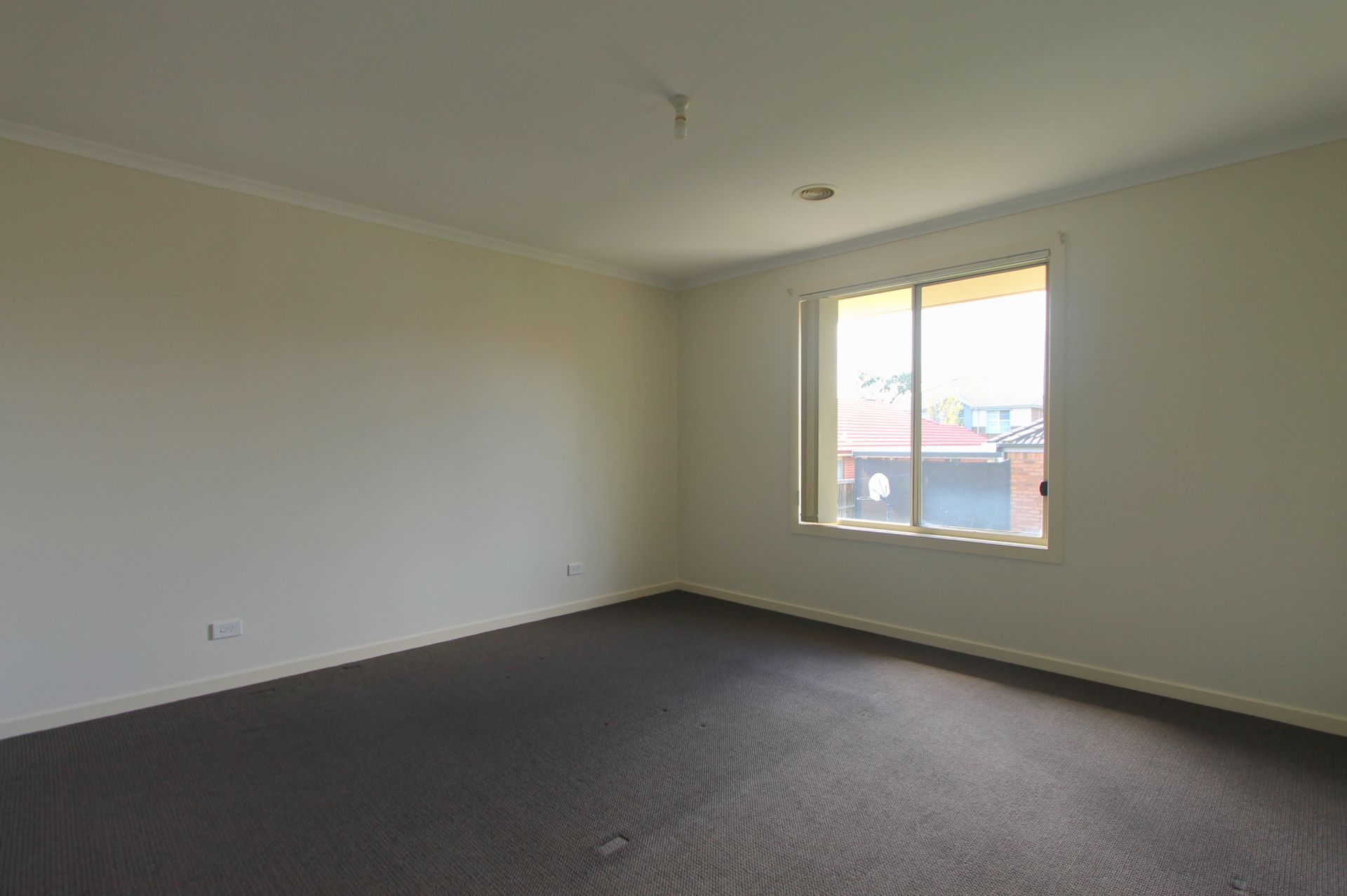 MODERN TOWNHOUSE AT THE RIGHT PRICE