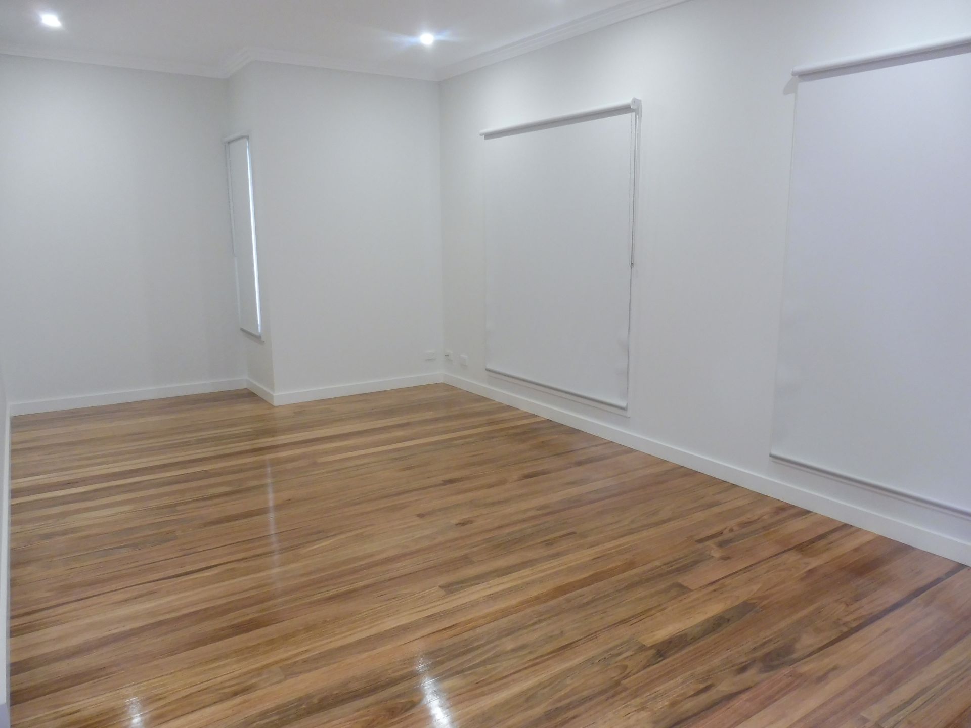 ARCHITECT DESIGNED- WALKING DISTANCE TO THOMASTOWN STATION & SHOPS.