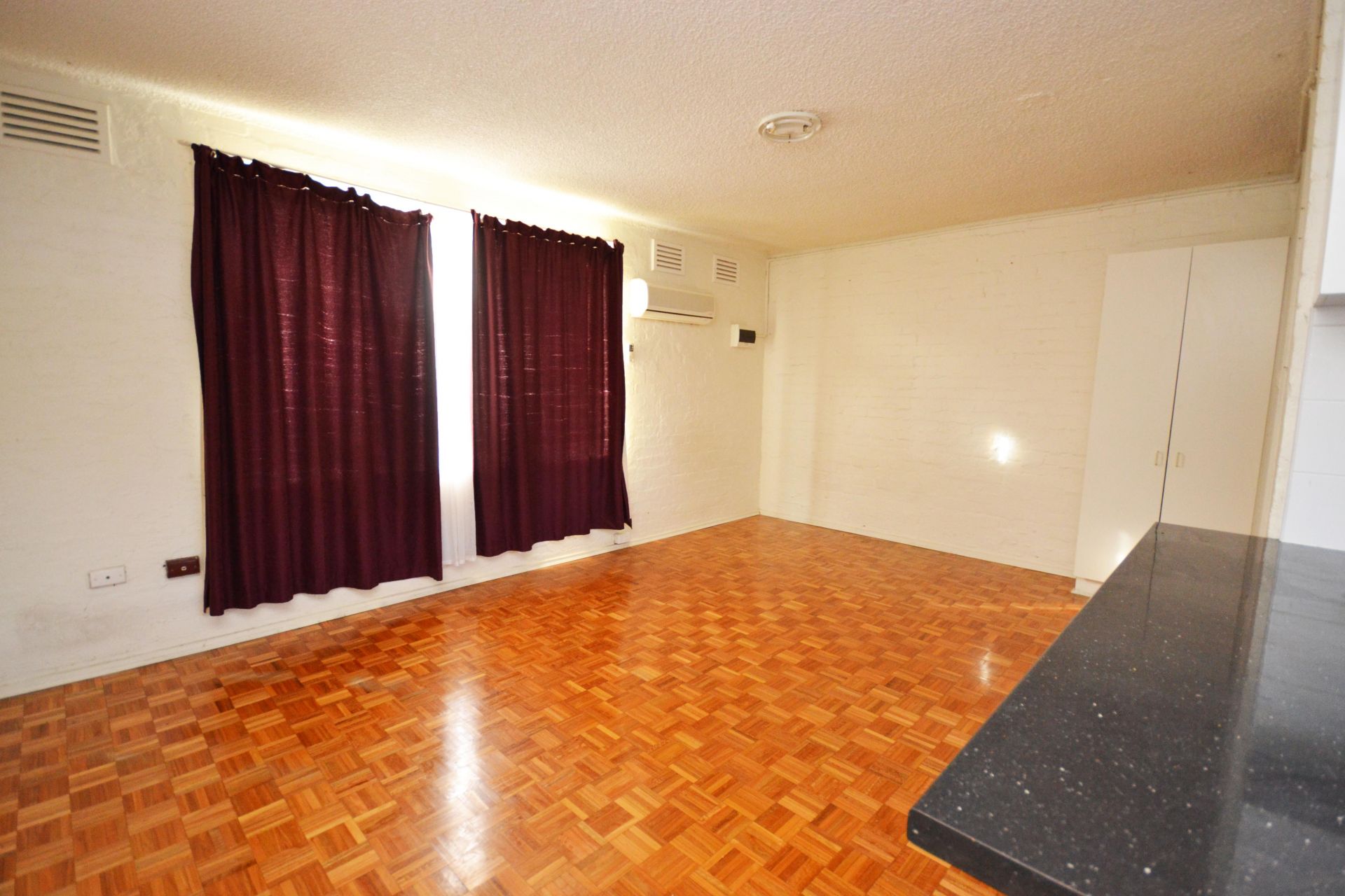 FULLY RENOVATED STUDIO - GREAT LOCATION!