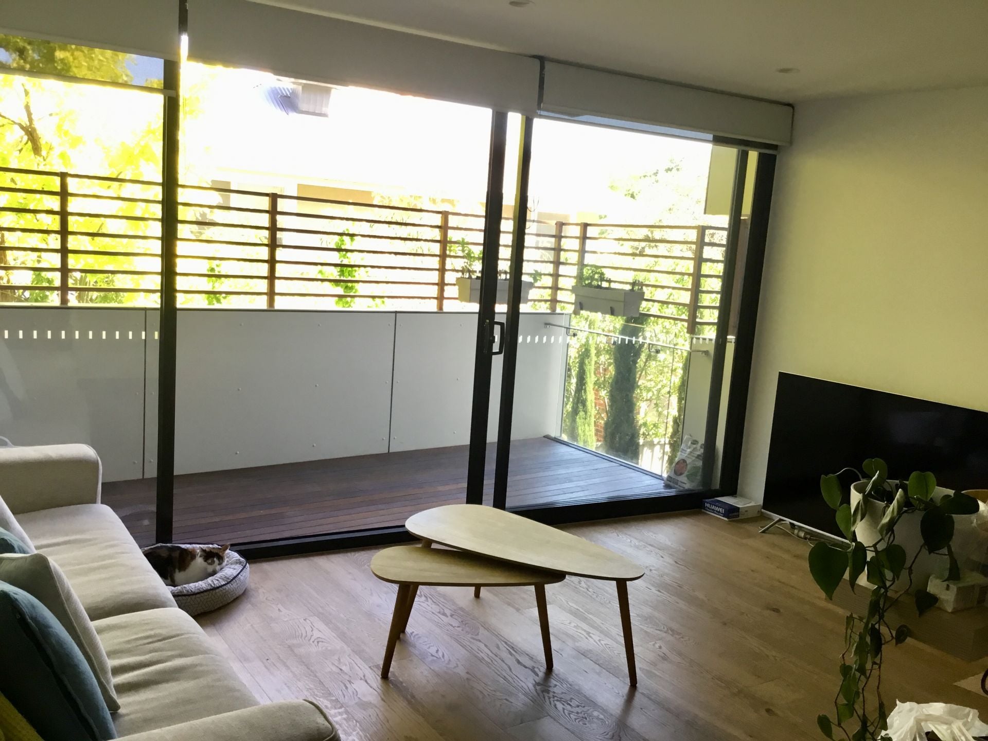 Oversized Apartment - Walk to Train Station