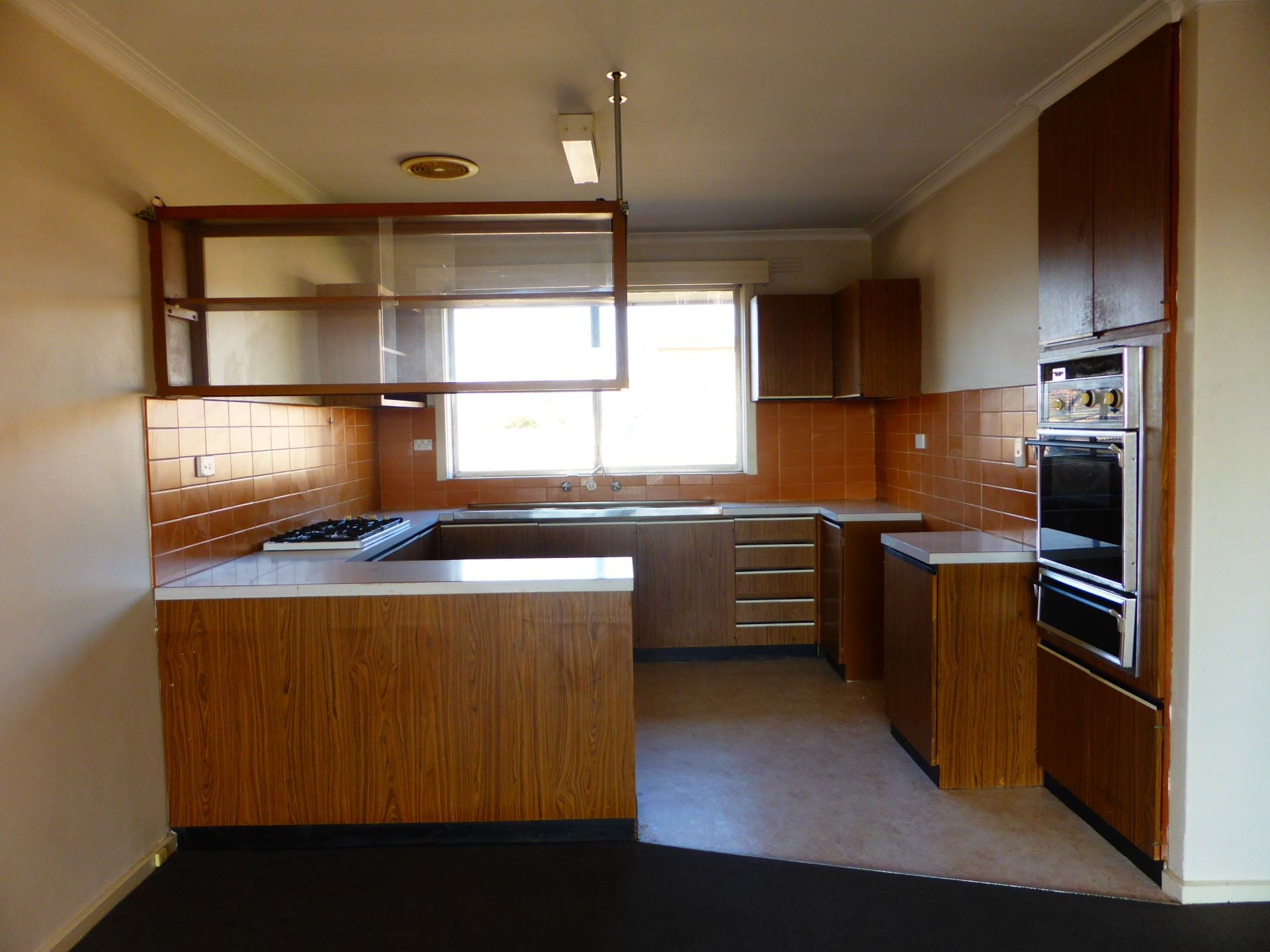 Two Bedroom Apartment in Quiet Street!