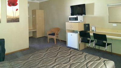 MOTEL FOR SALE - CENTRAL WEST - SPACIOUS - SPOTLESS - 3.5 ACRES