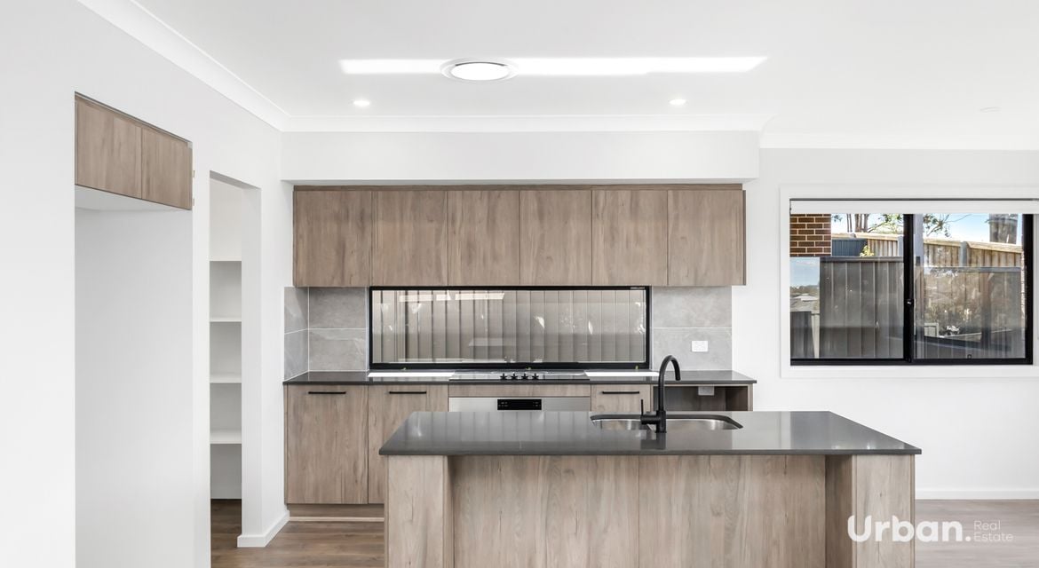 Oakville 16 Alvine Place