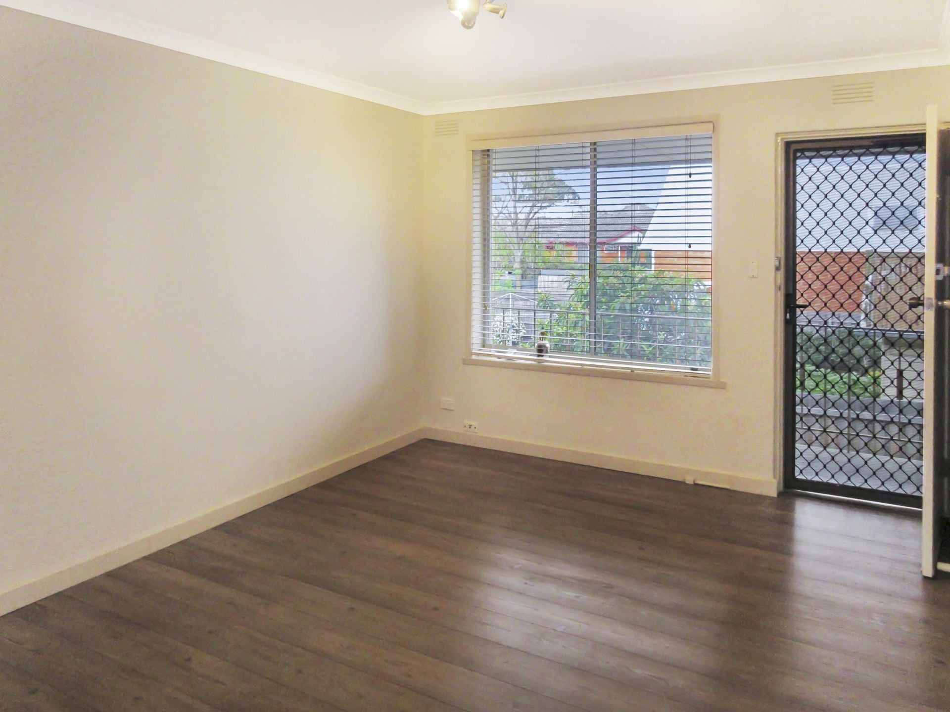 LUXURIOUSLY REFURBISHED ONE BEDROOM APARTMENT.