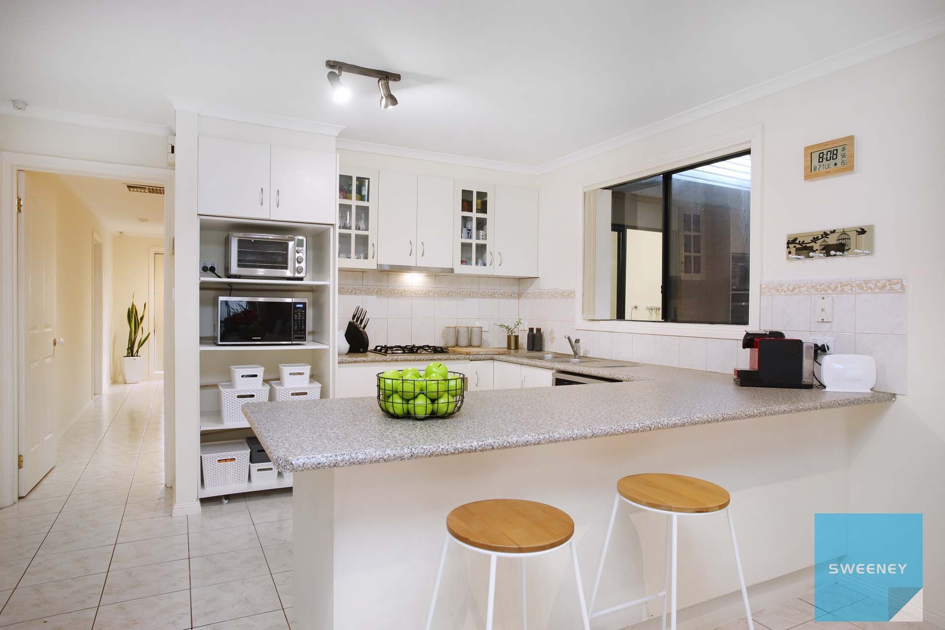 17 Howqua Way, Taylors Hill - Thumbnail 5