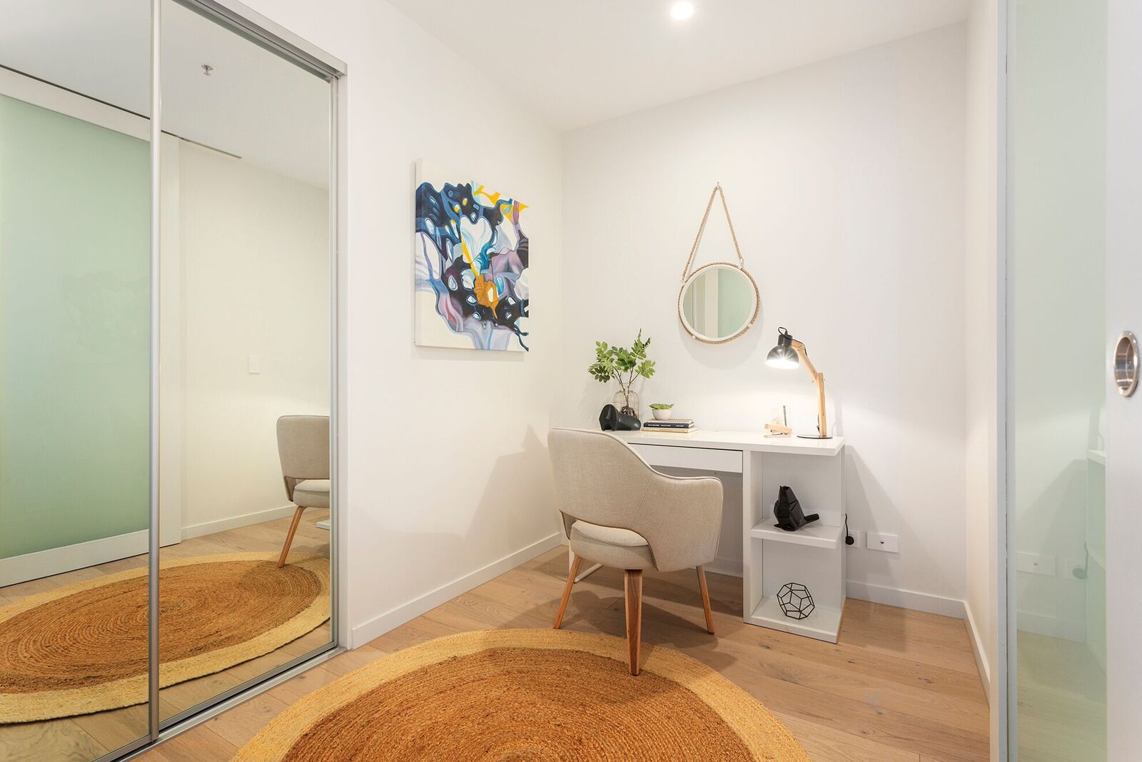 AS NEW - 1 BEDROOM + 1 FLEXI