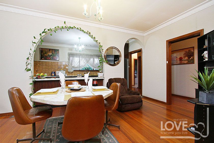 Generously Proportioned Living In A Sought After Location