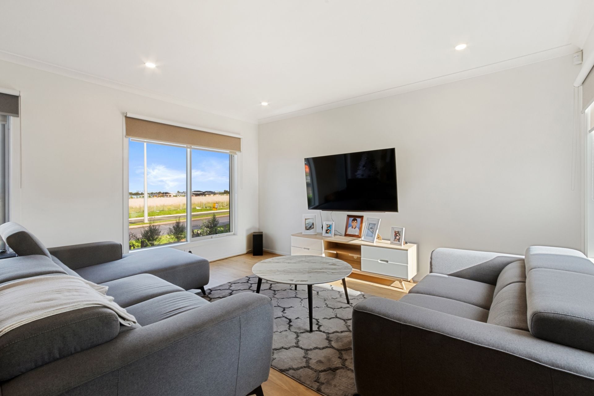 STYLISH TOWNHOUSE WITH CITY VIEWS