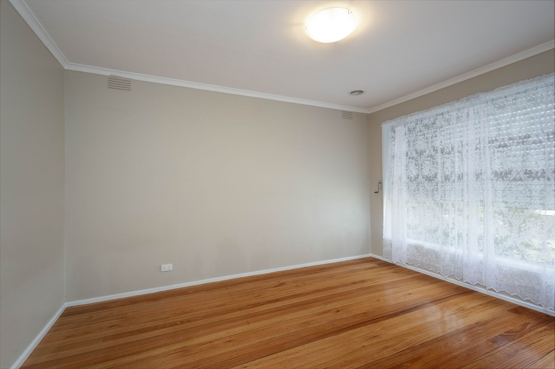 Charming 3-Bedroom Home – Perfect for Families, Convenient Location!