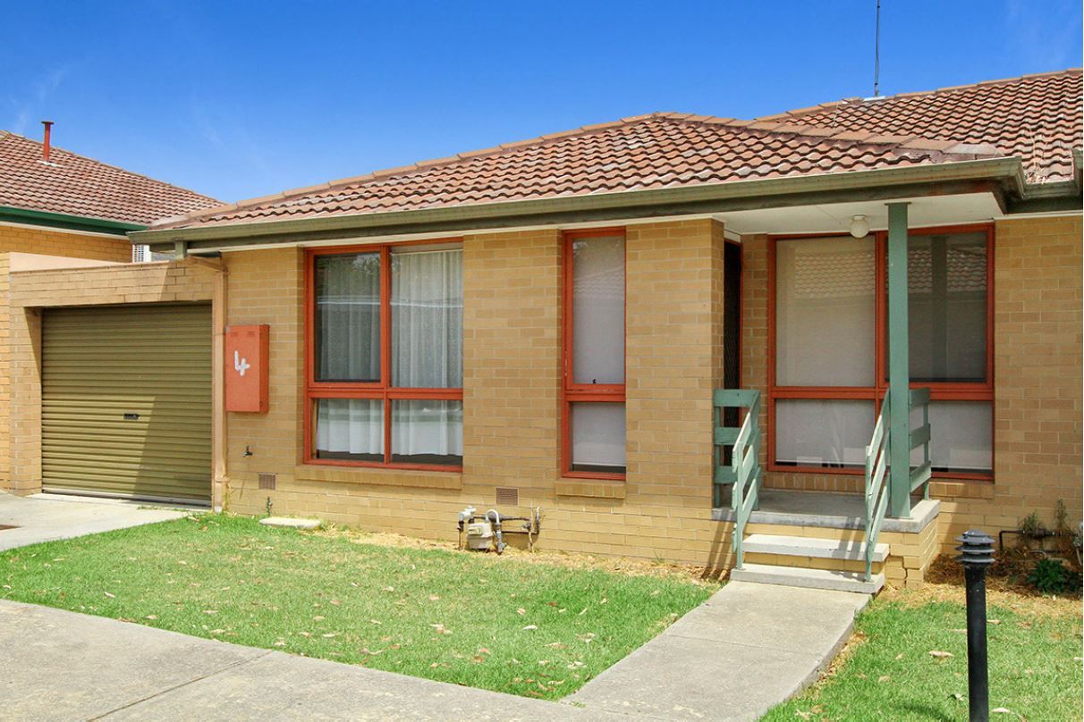 CLOSE TO THE LAKE AND PARK