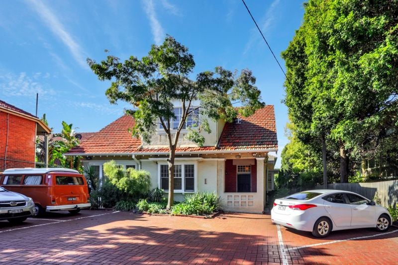 LARGE 2 BEDROOM TOWNHOUSE WITH COURTYARD