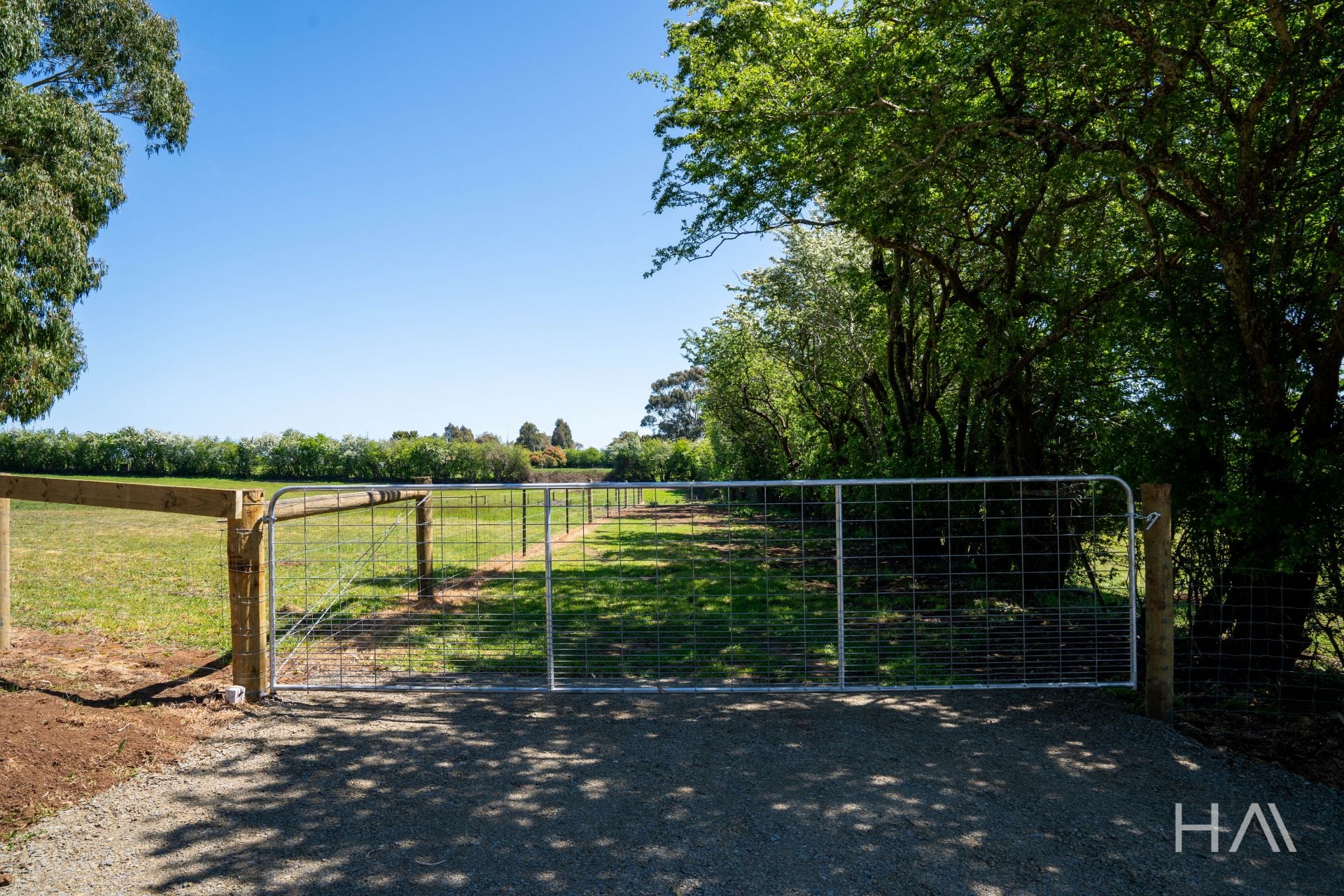 210 Five Acre Row Westbury, Westbury - Thumbnail 3
