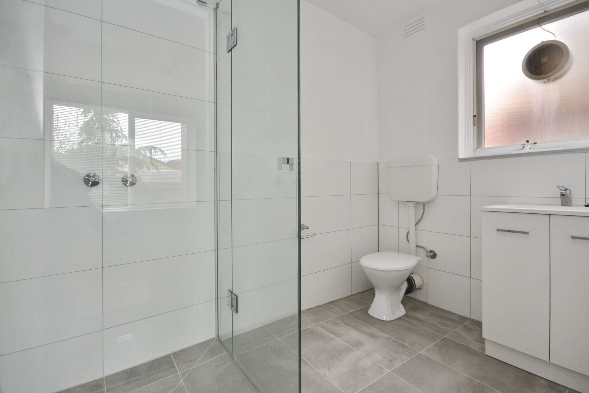COSY AND CONVENIENTLY LOCATED