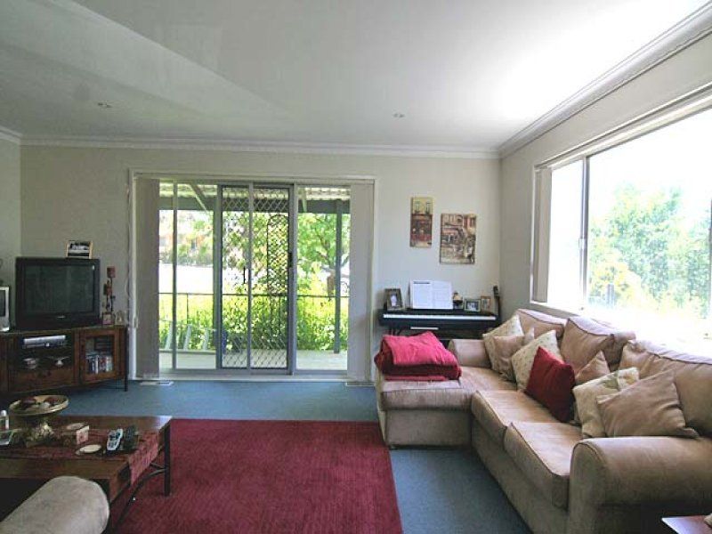 42 Dixon Drive, Holder - Thumbnail 2
