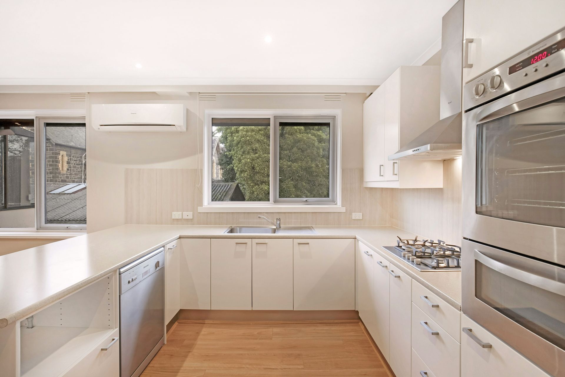 **Modern & Light**