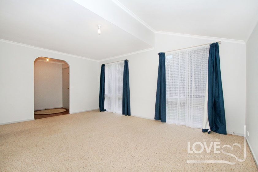 IDEALLY LOCATED TO ALL AMENITIES ! ! !