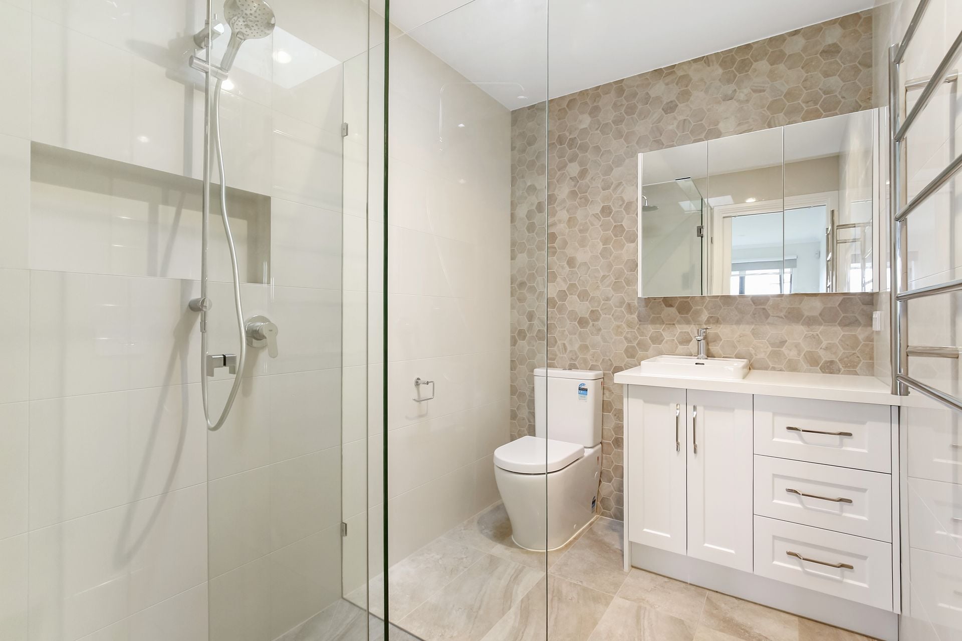 **APPLICATION APPROVED - 11/01/2022**Executive Family Luxury Living in Ivanhoe**